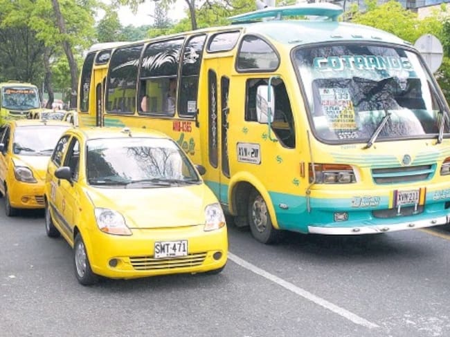 Conozca cómo quedarían las tarifas de taxis y buses para el 2023