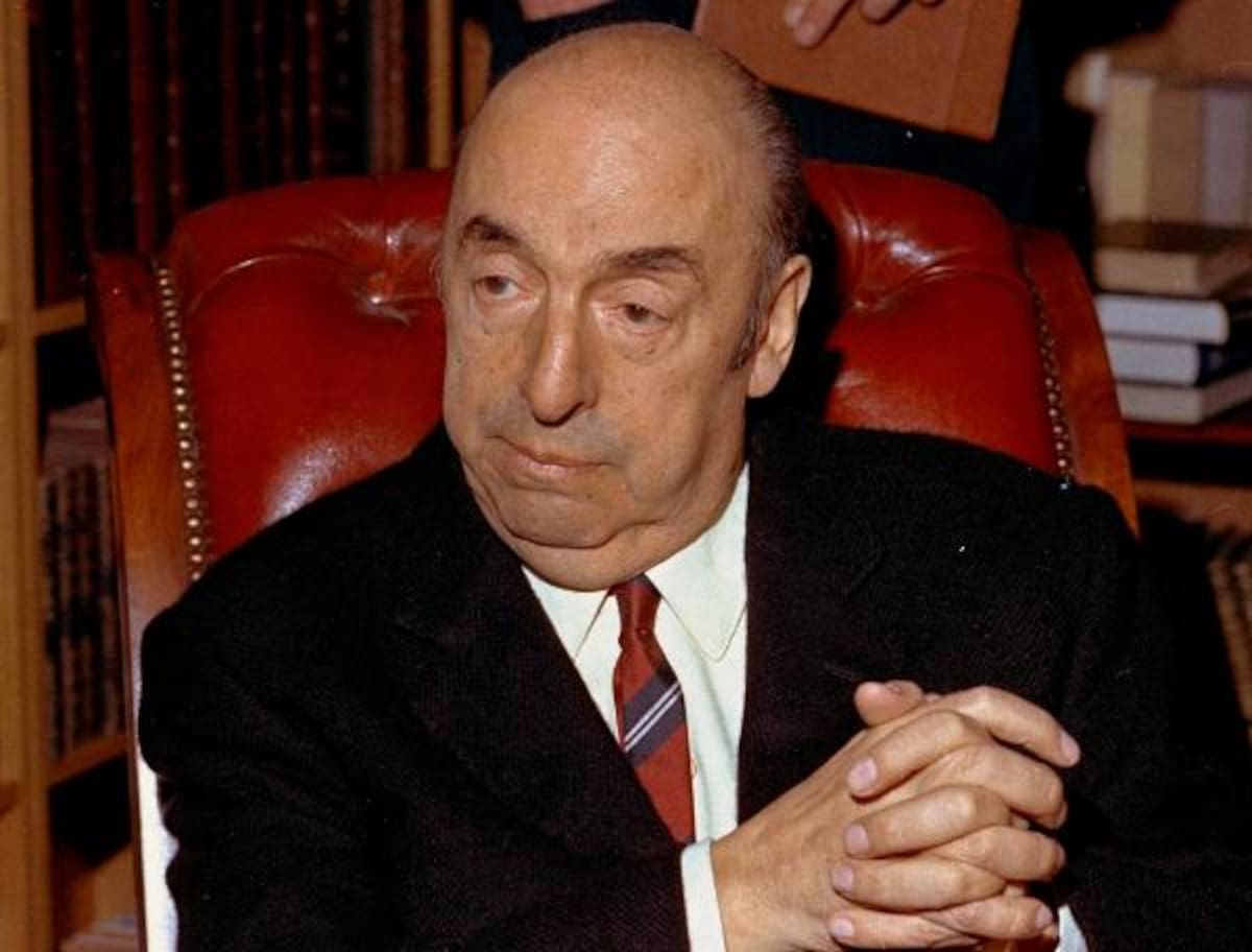 Su última aparición en público fue el 5 de diciembre de 1972, donde el pueblo chileno realizó un homenaje al poeta en el Estadio Nacional.