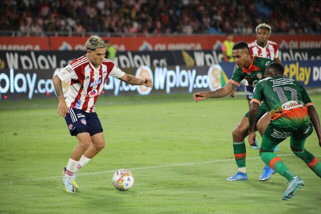 Juan Fernando Quintero enfrentando a Envigado / Colprensa.