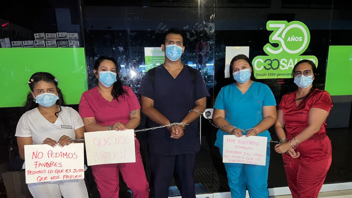 Enfermeras de Coosalud en Cúcuta se encadenan para reclamar salarios