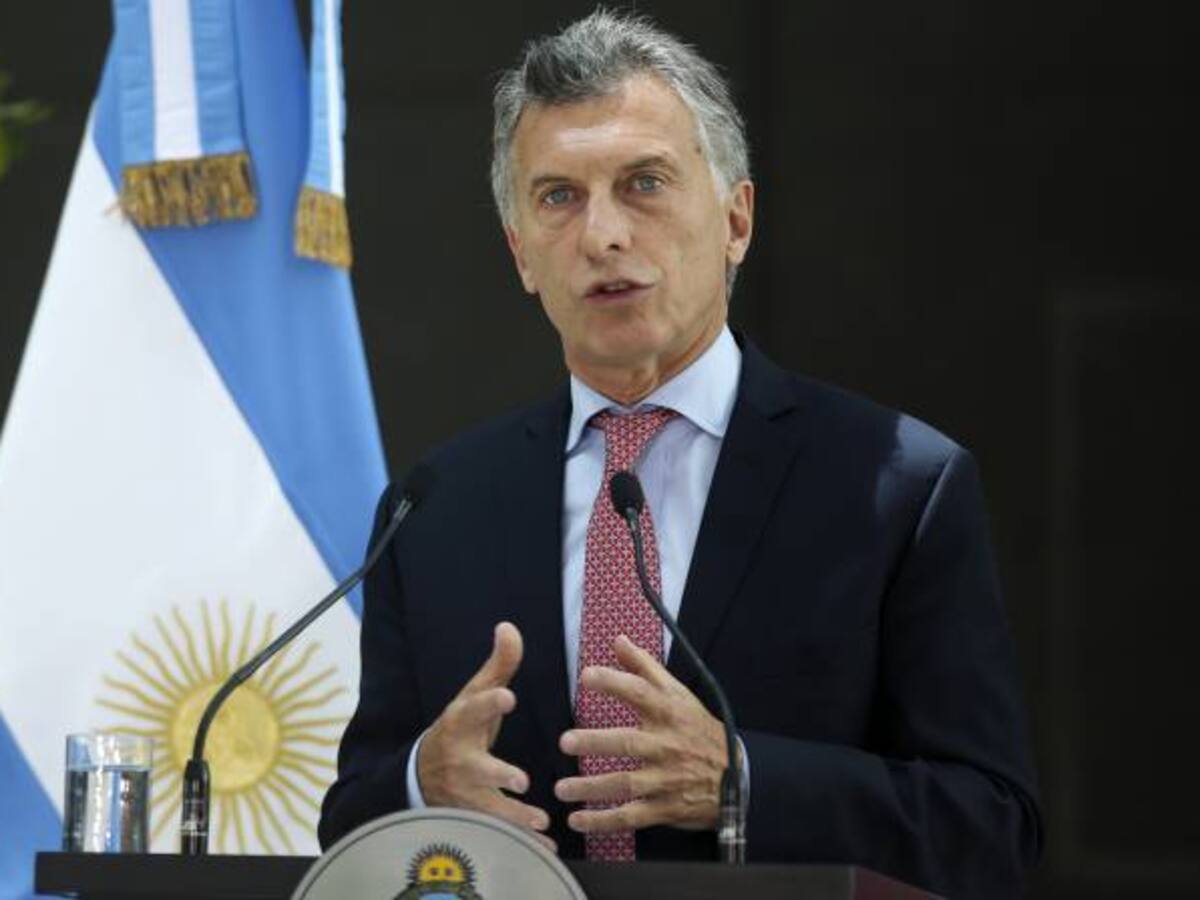 Macri negocia con FMI acuerdo financiero para paliar alza de dólar