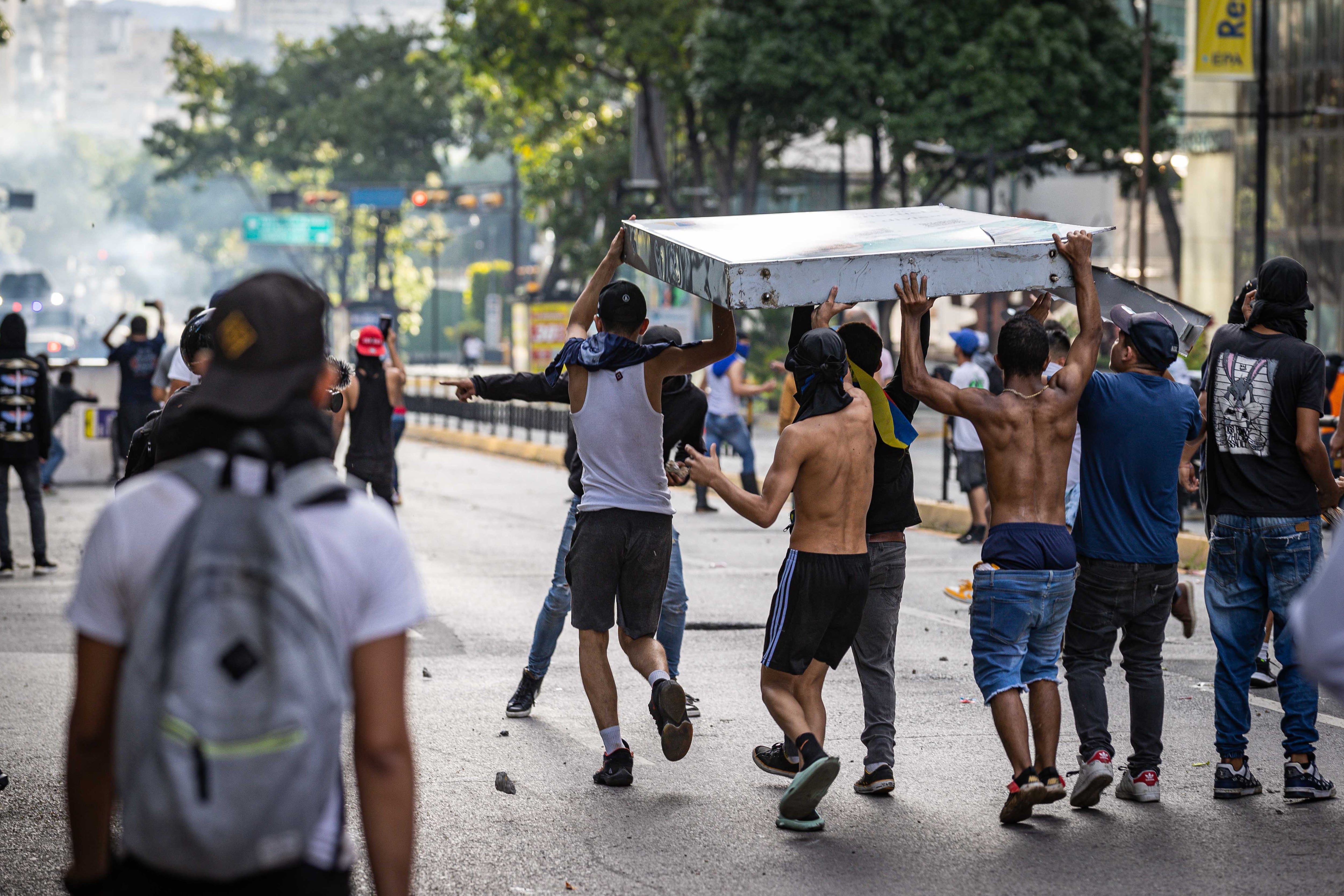 AME6327. CARACAS (VENEZUELA), 29/07/2024.- Manifestantes se enfrentan a la Guardia Nacional Bolivariana (GNB), por los resultados de las elecciones presidenciales este lunes, en Caracas (Venezuela). Miles de ciudadanos han salido para protestar contra los resultados anunciados por el Consejo Nacional Electoral (CNE), que otorga al presidente Maduro el 51,2 % de los votos, un dato cuestionado por la oposición y por buena parte de la comunidad internacional. EFE/ Henry Chirinos