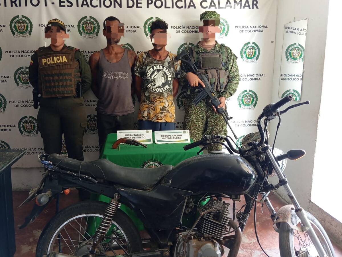 ‘Tabaquito’ y ‘Bonice’, capturados con moto ilegal y portando arma de fuego en Calamar