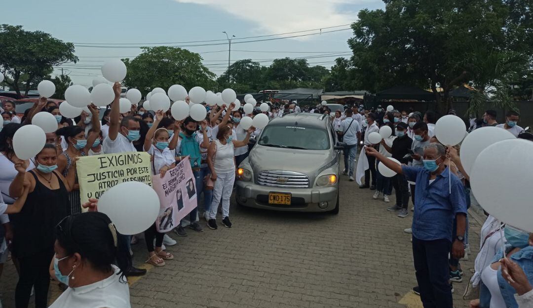 Momentos en el que llega el cuerpo de Margarita Gómez al cementerio.