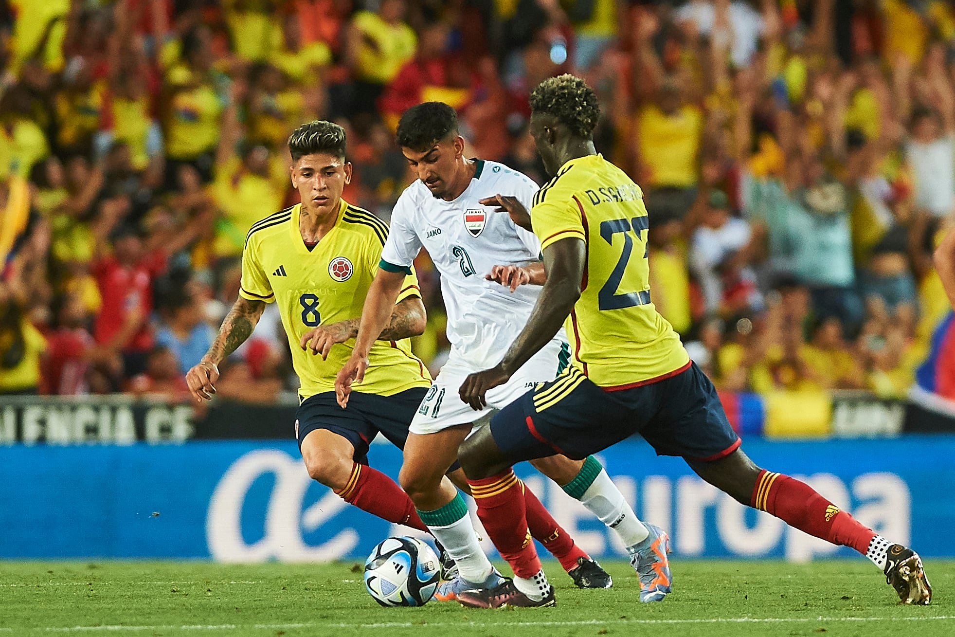 Jorge Carrascal y Dávinson Sánchez en el partido amistoso entre Colombia e Irak en Valencia, España. (Photo by Maria Jose Segovia/DeFodi Images via Getty Images)