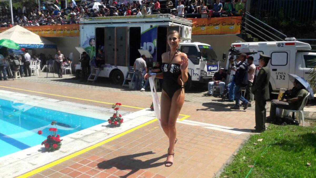 Desfile en traje de baño con las candidatas al Reinado Internacional del Café