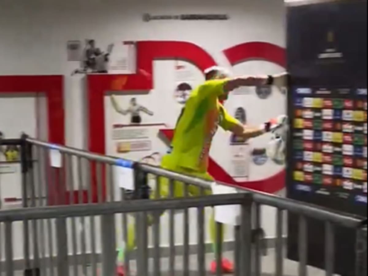 VIDEO: Frustración de Mele por la eliminación del Junior, tiró todo en la zona mixta