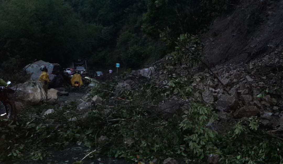Derrumbe en la vía Calarcá - Ibagué kilómetro 69