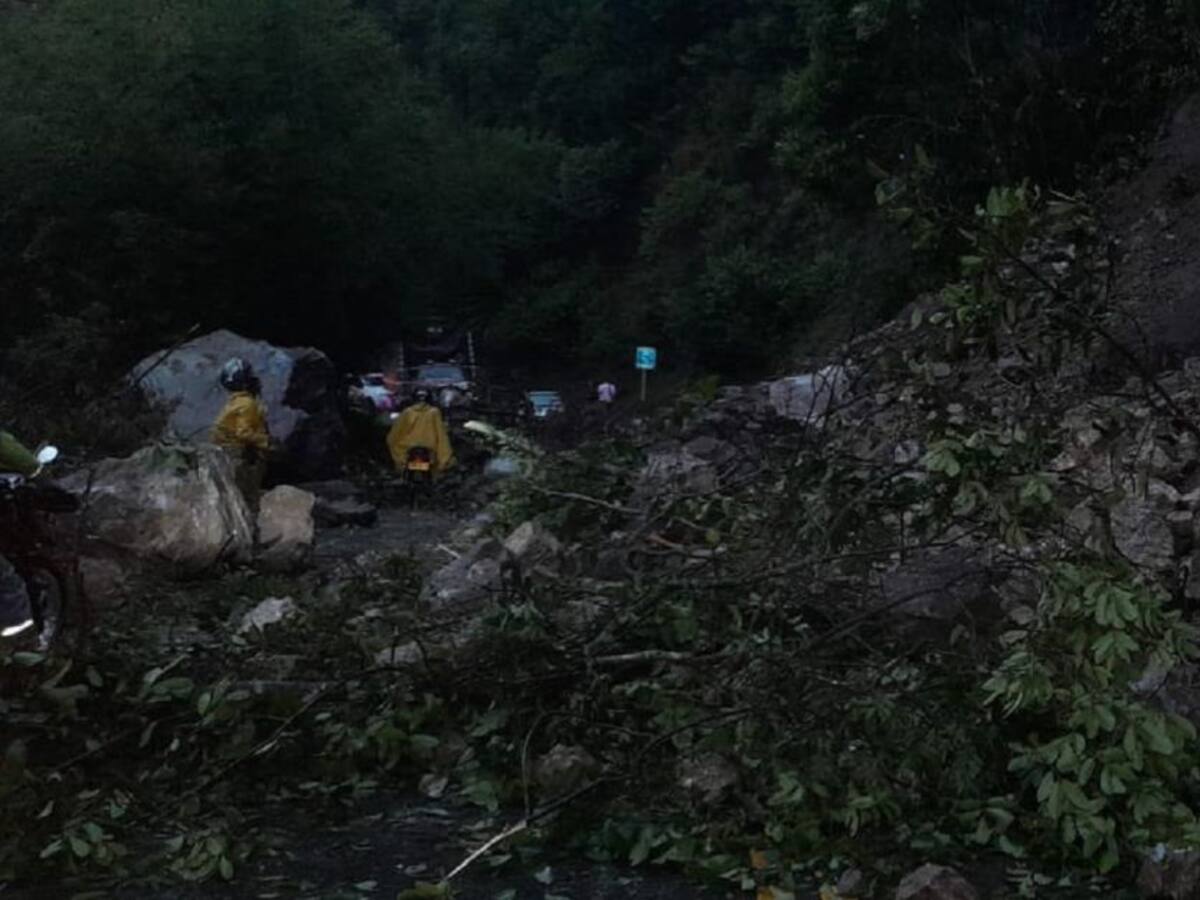 Derrumbes afectan la movilidad en la vía a la Línea en el Tolima