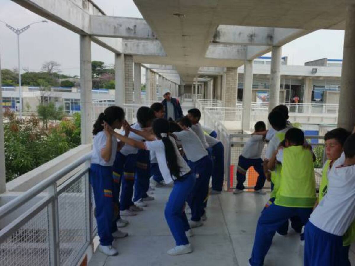 Estudiantes de un colegio reciben clases de educación física en el comedor