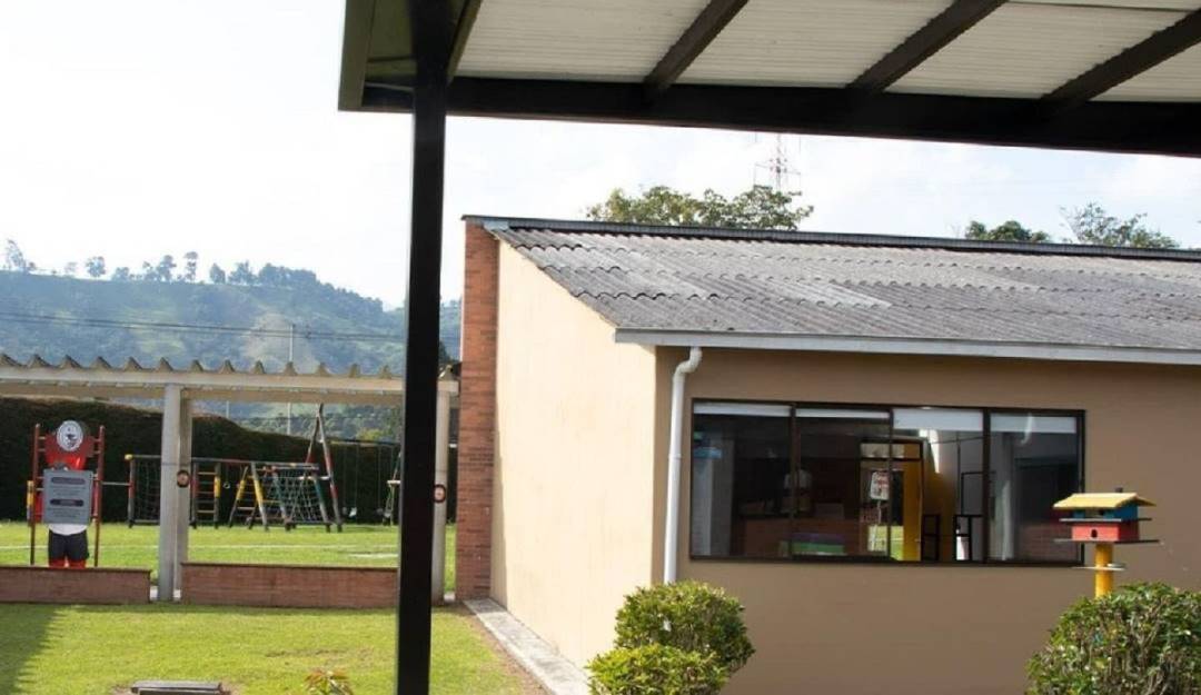 Se pronunciaron los padres del niño que habría sufrido bullying en un colegio de Villamaría. Crédito: Tomada del Facebook del colegio Granadino.