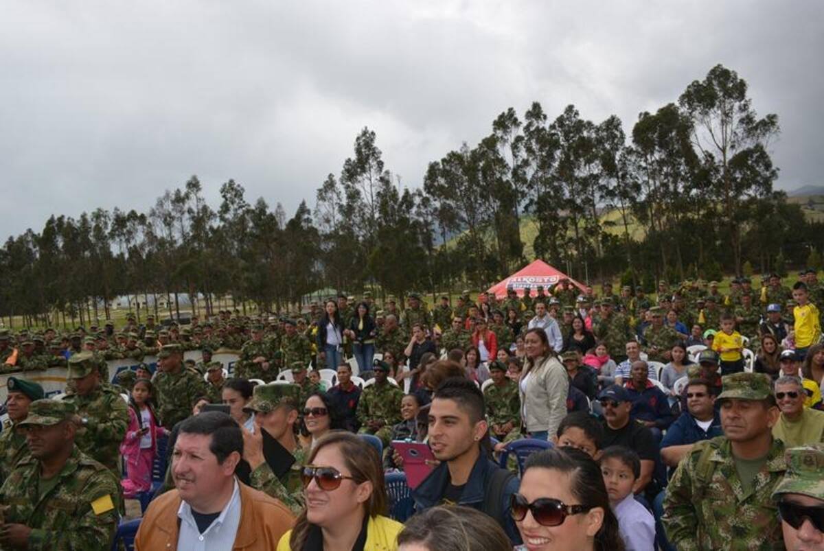 El artista colombiano se tomó fotos con los uniformados. Foto: Caracol Radio