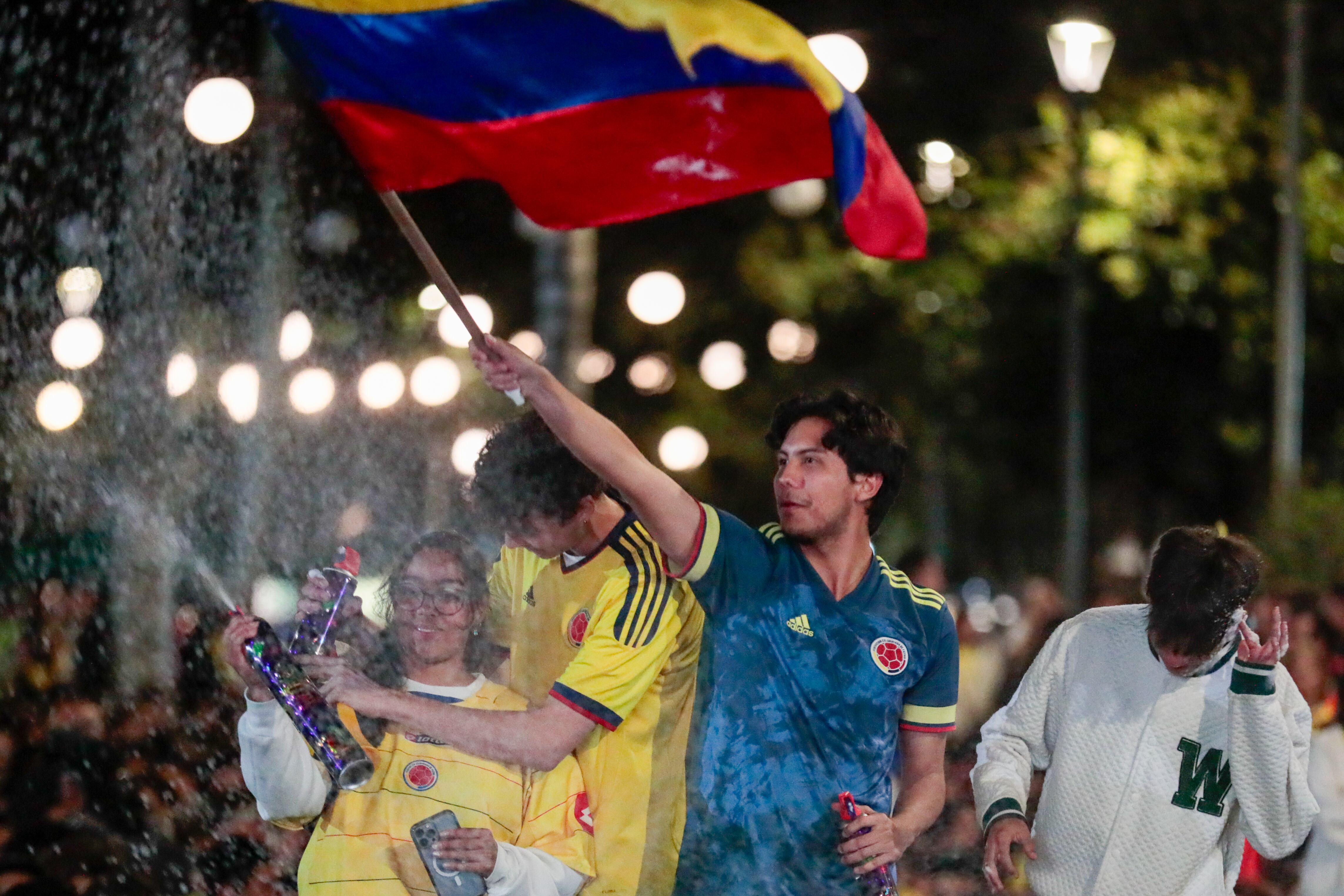 Aficionados de la selección colombiana de fútbol animando durante la transmisión del partido ante Uruguay correspondiente a la semifinal de la Copa América 2024, el pasado miércoles en el Parque de la 93 en Bogotá (Colombia). EFE/ Carlos Ortega