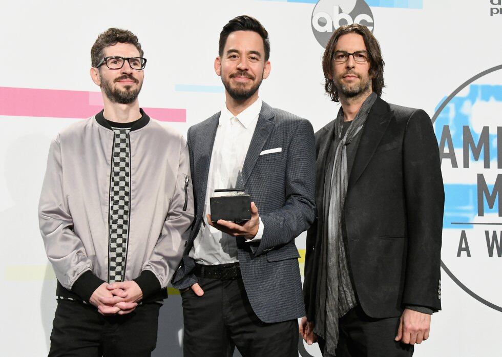 Brad Delson, Mike Shinoda y Rob Bourdon de la banda Linkin Park ganaron el premio al artista favorito de rock alternativo, por sobre Imagine Dragons y twenty one pilots.