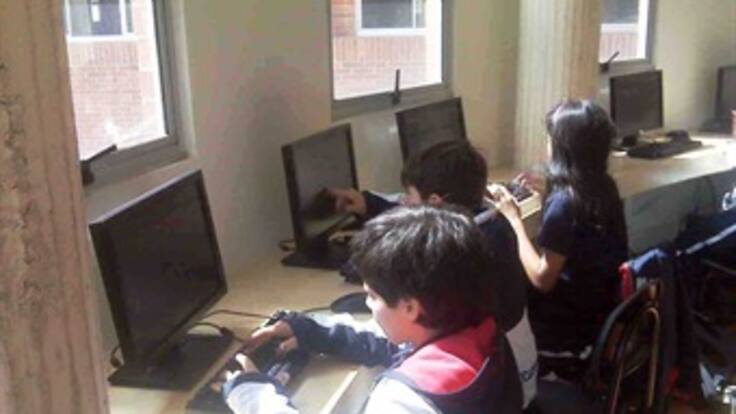 Niños enseñan a sus padres sobre el uso de la web en colegio de Bogotá