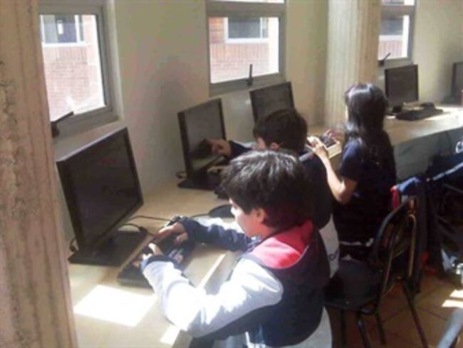 Niños enseñan a sus padres sobre el uso de la web en colegio de Bogotá