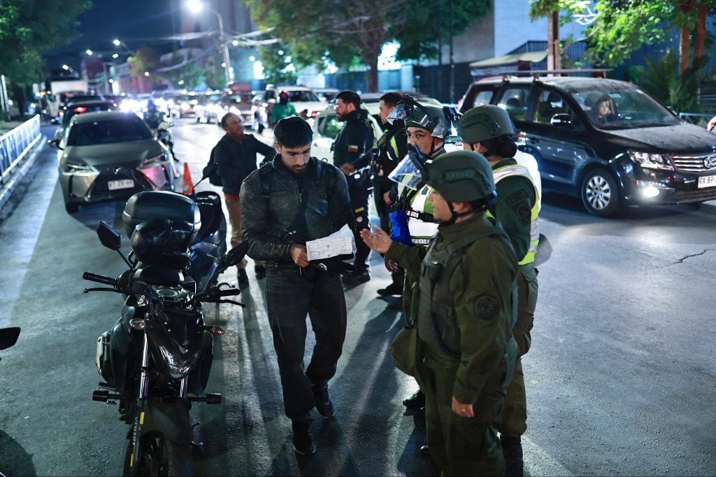 Autoridades de Chile detienen a 56 personas en operativo contra la migración irregular
