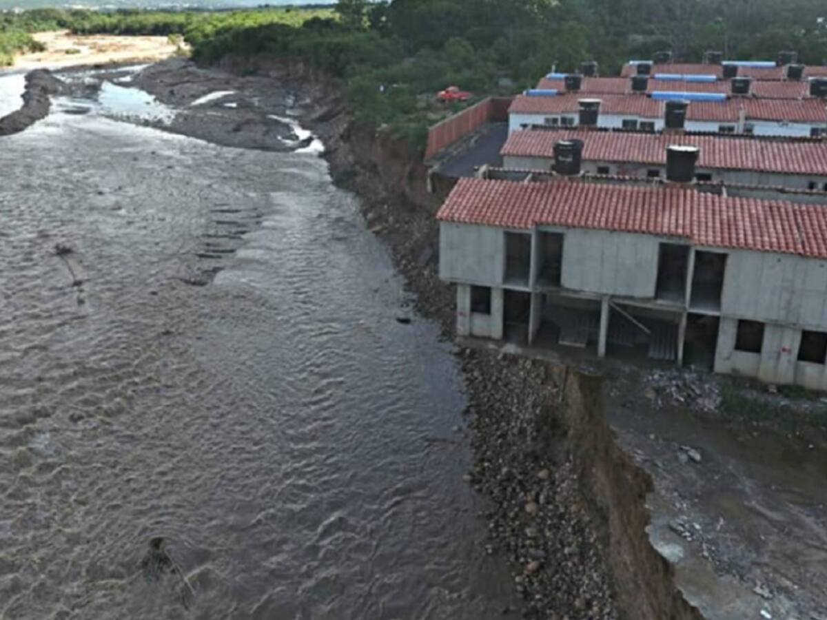Familias de Arkamar piden solución a constructores