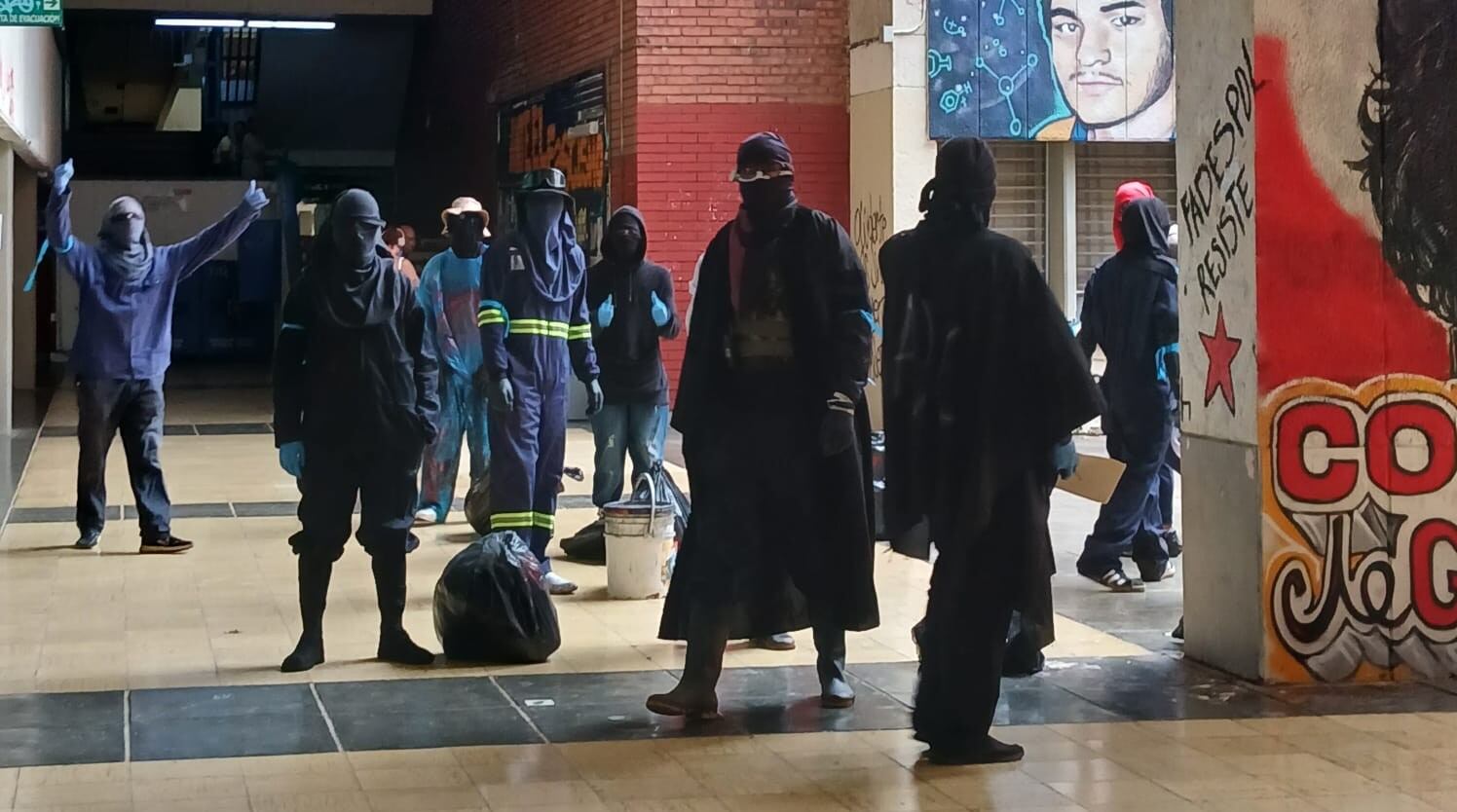 En los disturbios en inmediaciones de la Universidad del Valle, al sur de Cali, encapuchados lanzaron papas bomba contra un vehículo particular.