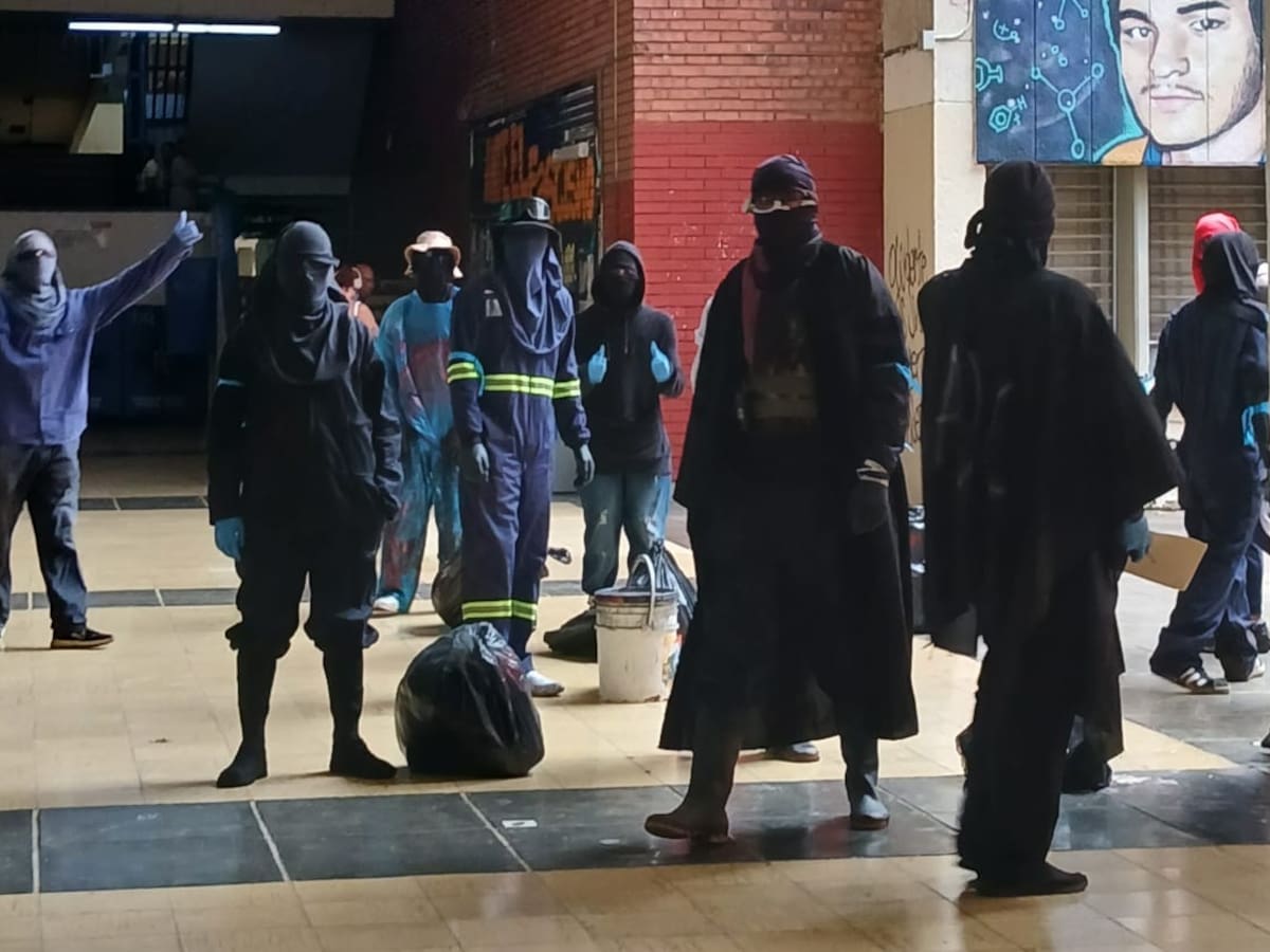 Lanzan artefacto explosivo contra vehículo particular en medio de protestas en Universidad del Valle