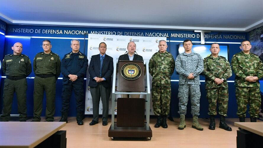 El ministro Luis Carlos Villegas y el jefe negociador Juan Camilo Restrepo, explicaron el inicio del acuerdo del cese bilateral de fuego entre Gobierno y el Eln. Foto: Ministerio de Defensa