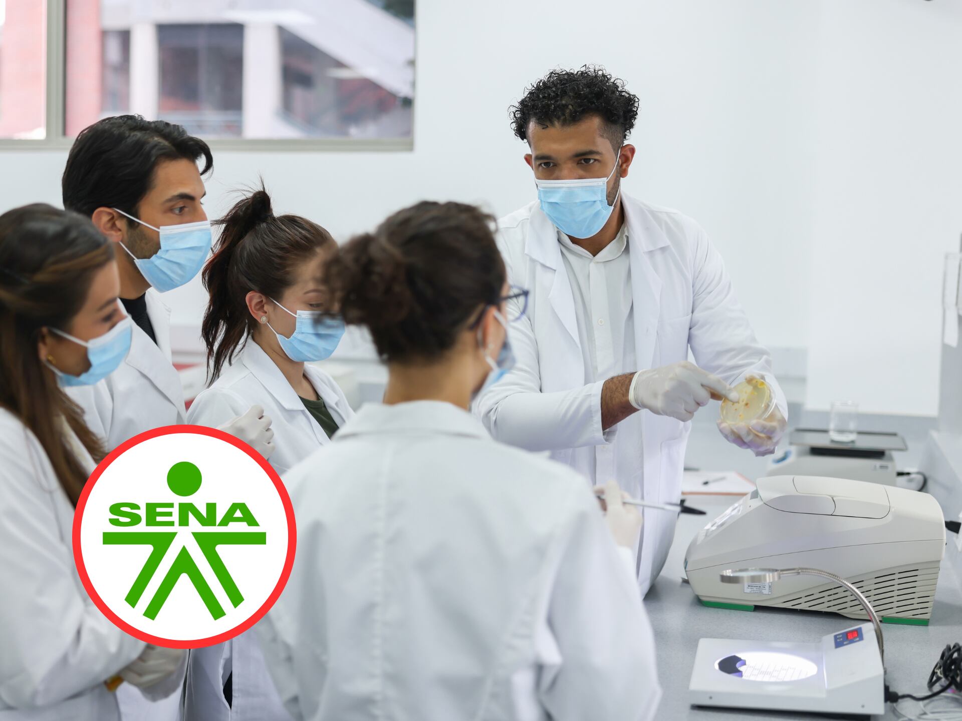 Estudiantes de la salud, encima el logo del SENA (GettyImages)