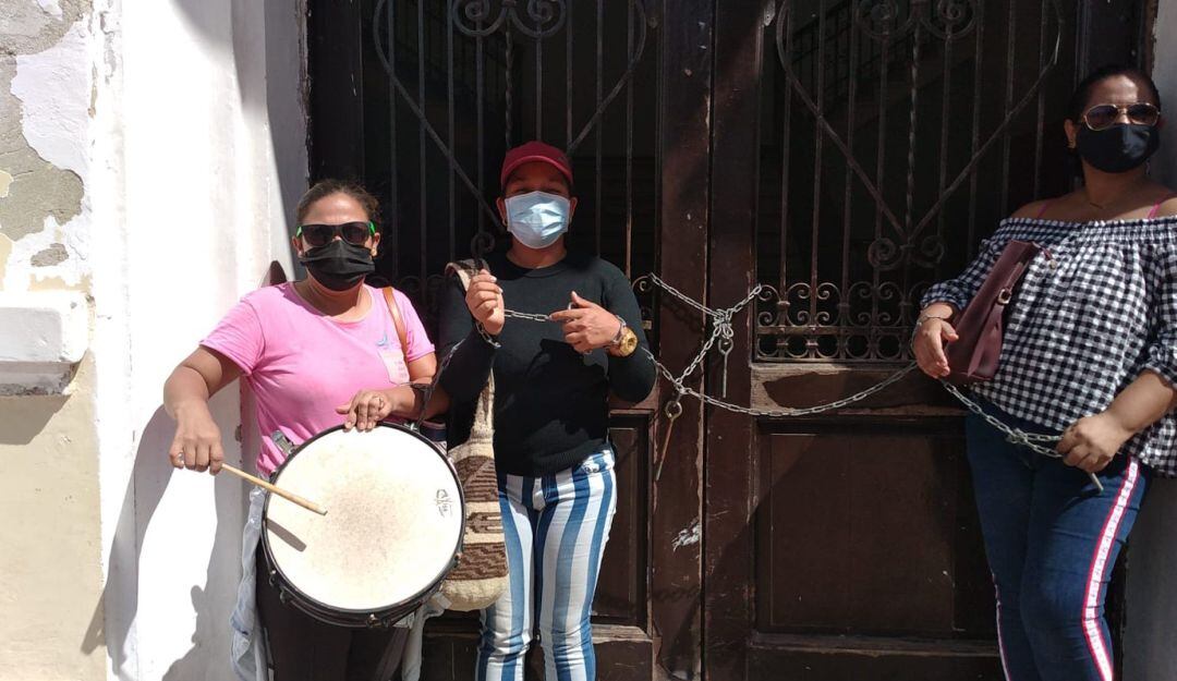 Docentes del posconflicto encadenados en la Alcaldía de Santa Marta