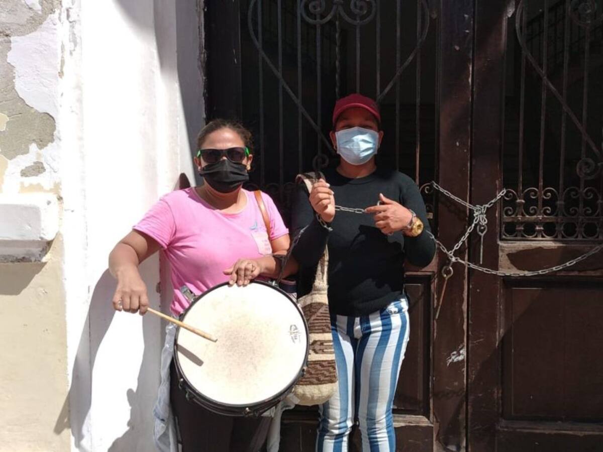 Docentes del posconflicto se encadenaron en la Alcaldía de Santa Marta