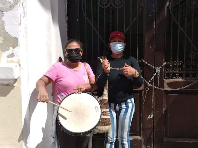 Docentes del posconflicto encadenados en la Alcaldía de Santa Marta