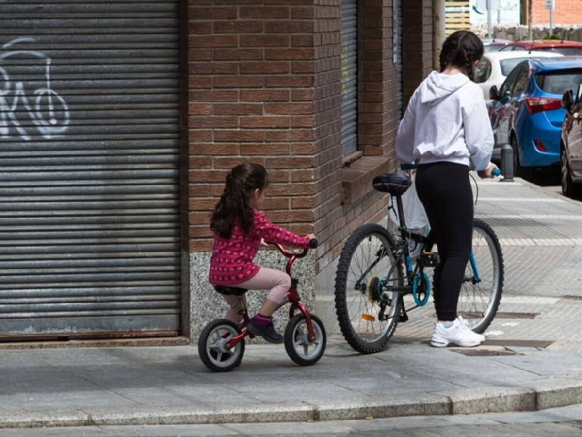 España empieza a reducir gradualmente el confinamiento, experto advierte sobre su peligro
