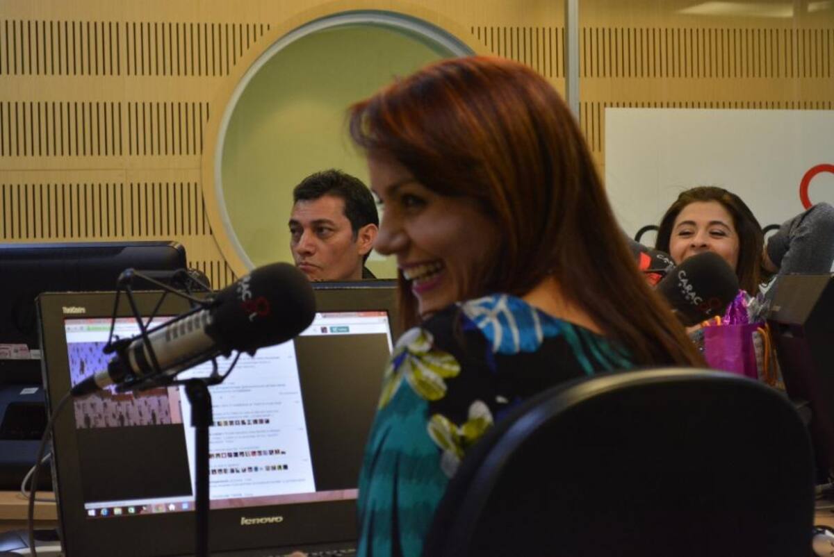 Tras dos décadas de estar inundando de humor a los colombianos, el admirado periodista se retira de La Luciérnaga, vea como desarrolla su último programa.