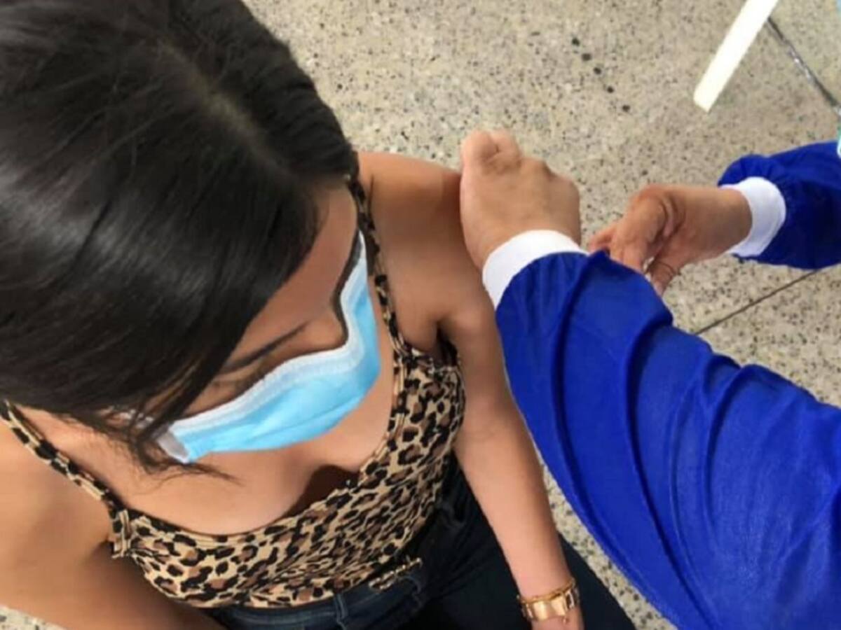 Autoridades garantizan proceso de vacunación a migrantes