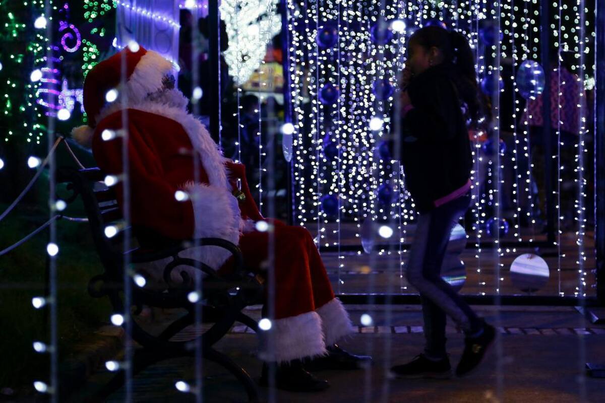 La capital del país ya está lista para la época de fin de año con sus diferentes luces y decoraciones por todas las calles de la ciudad.
