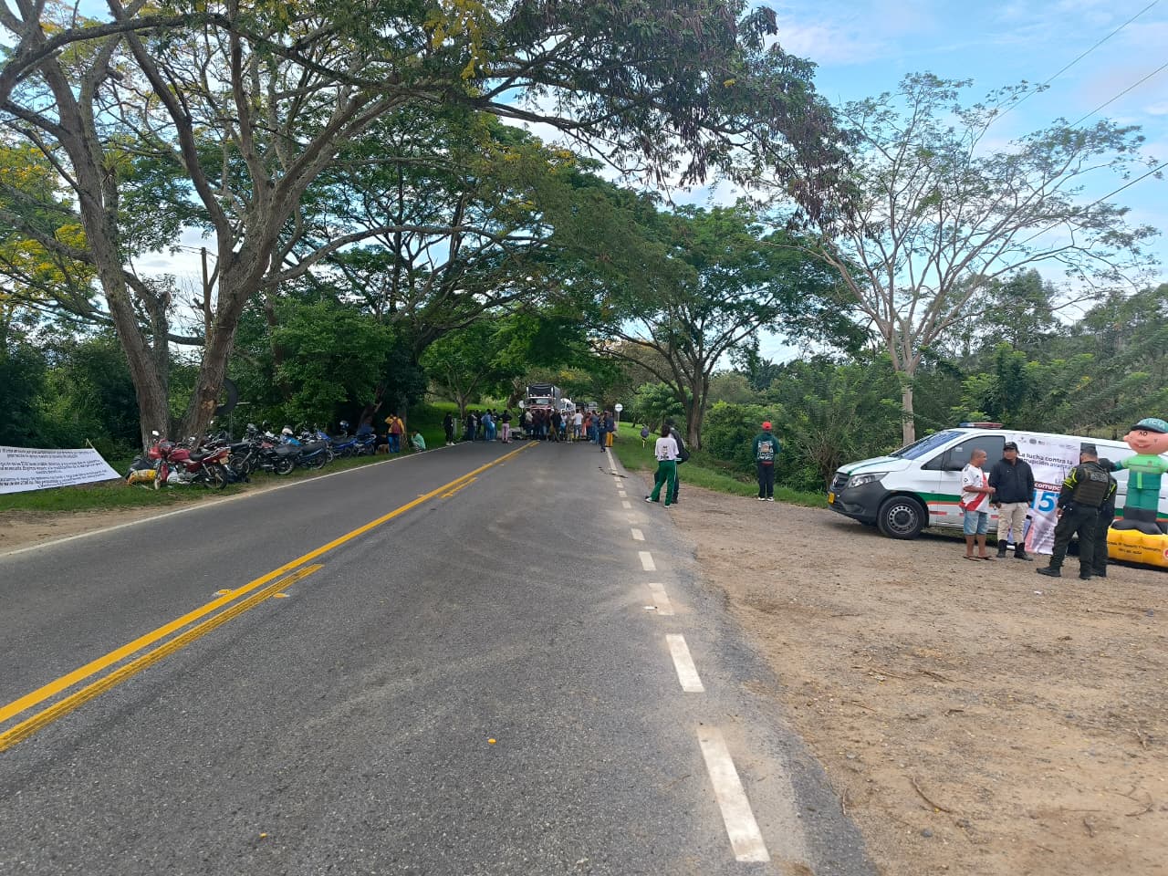 Cierres intermitentes de aproximadamente una hora. Foto Elkin Lloreda.