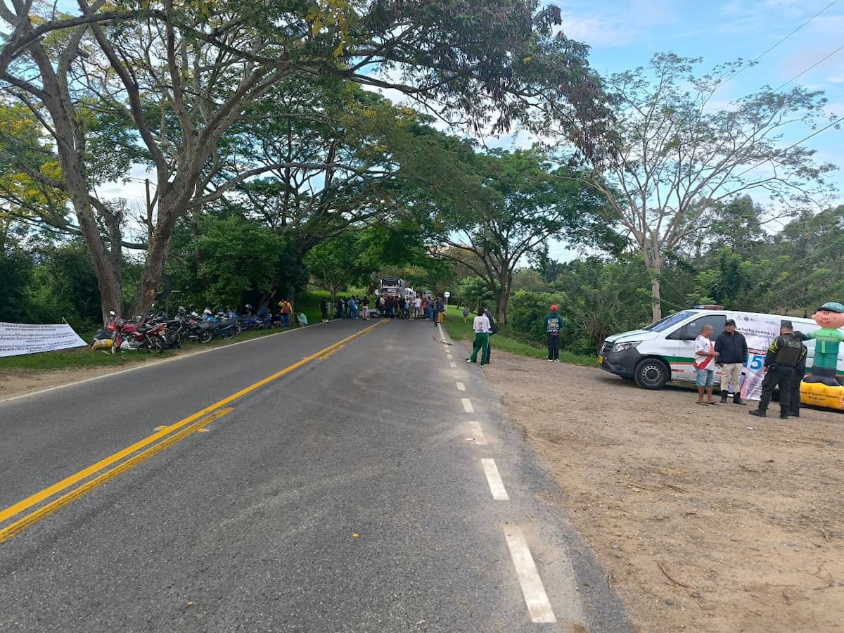 En el Huila bloqueo en la Ruta 45 por incumplimiento de compromisos del proyecto El Quimbo
