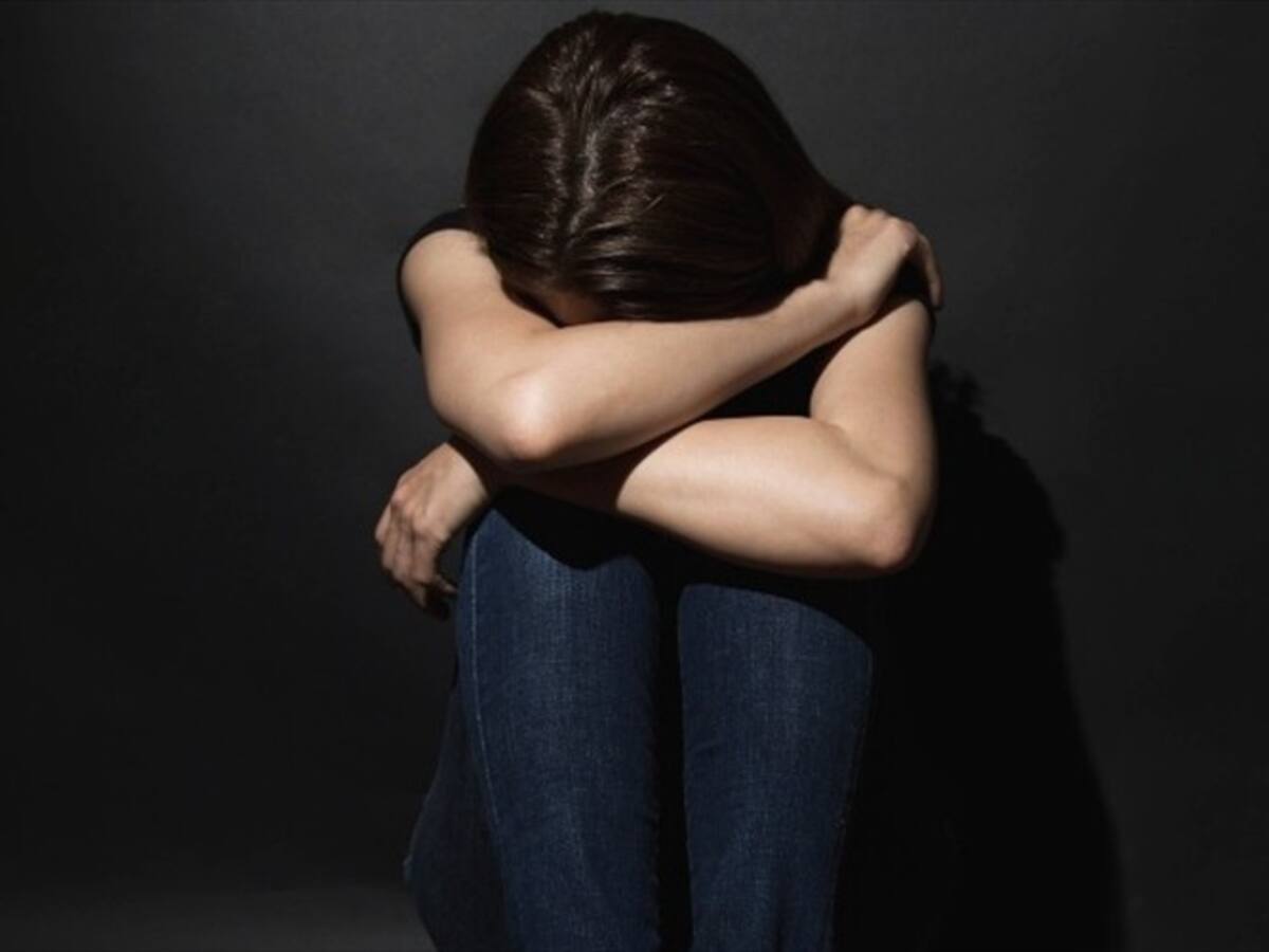 “Envía mensajes horribles, me quiere matar”: joven denuncia acoso de un extranjero