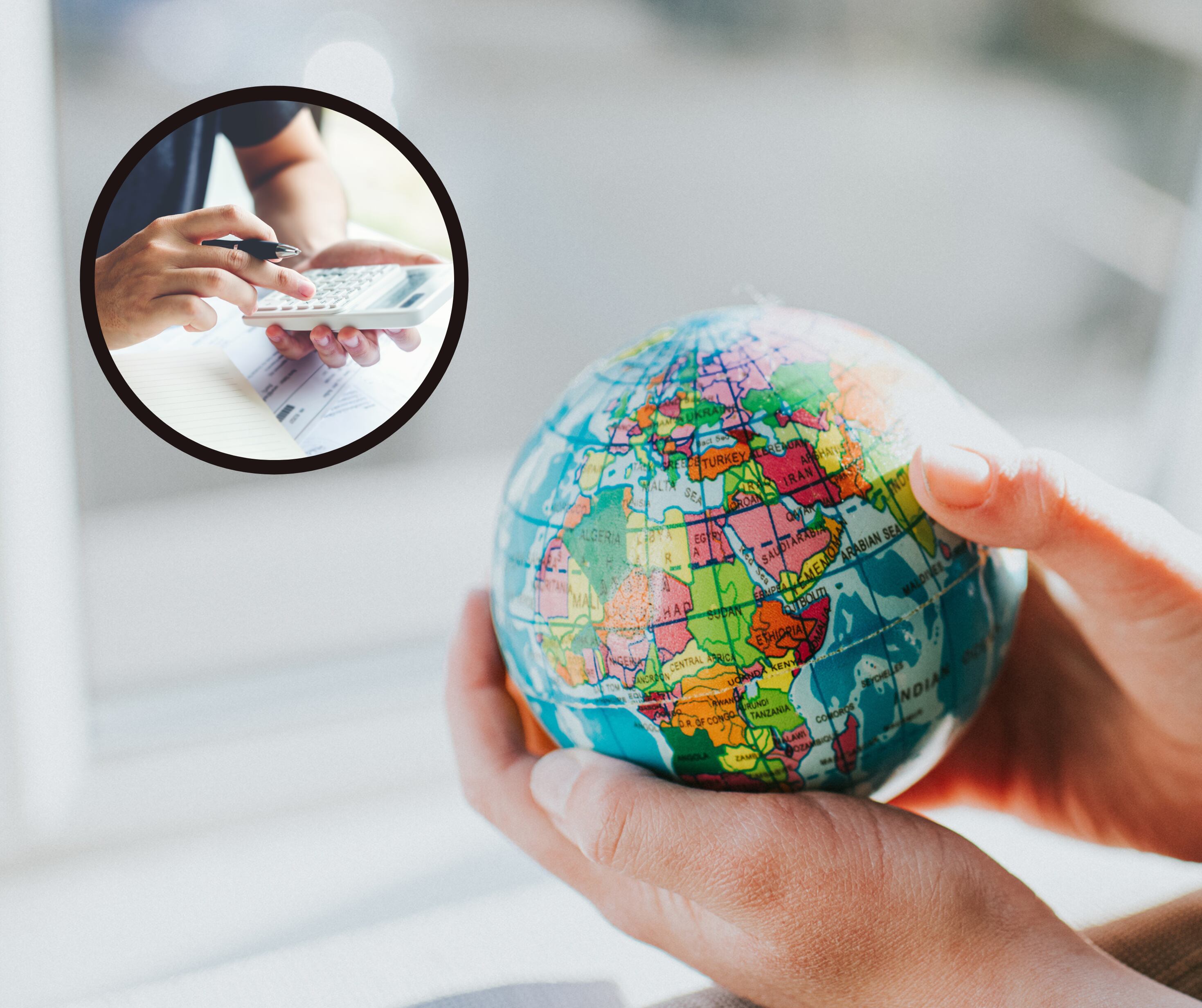 Individuo sosteniendo el mapa del mundo en sus manos junto a alguien que usa una calculadora (Getty Images)