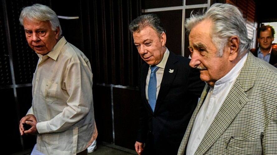 Felipe González, expresidente de España; Juan Manuel Santos, presidente de Colombia; y José Mujica, expresidente de Uruguay. Foto: Getty Images