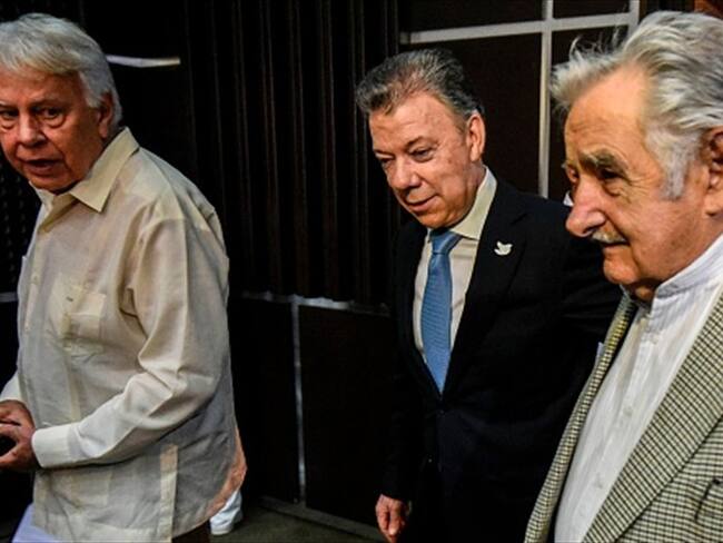 Felipe González, expresidente de España; Juan Manuel Santos, presidente de Colombia; y José Mujica, expresidente de Uruguay. Foto: Getty Images