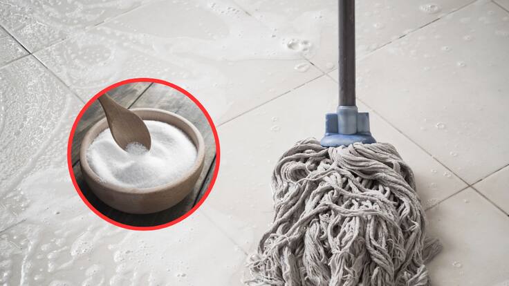 Un trapero para secar el piso y de fondo una taza de bicarbonato de sodio (Fotos vía Getty Images).