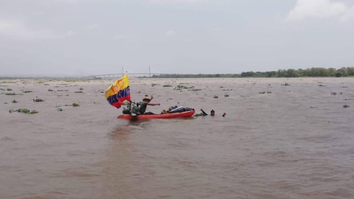 Dos hombres protestaron contra el fracking nadando el río Magdalena