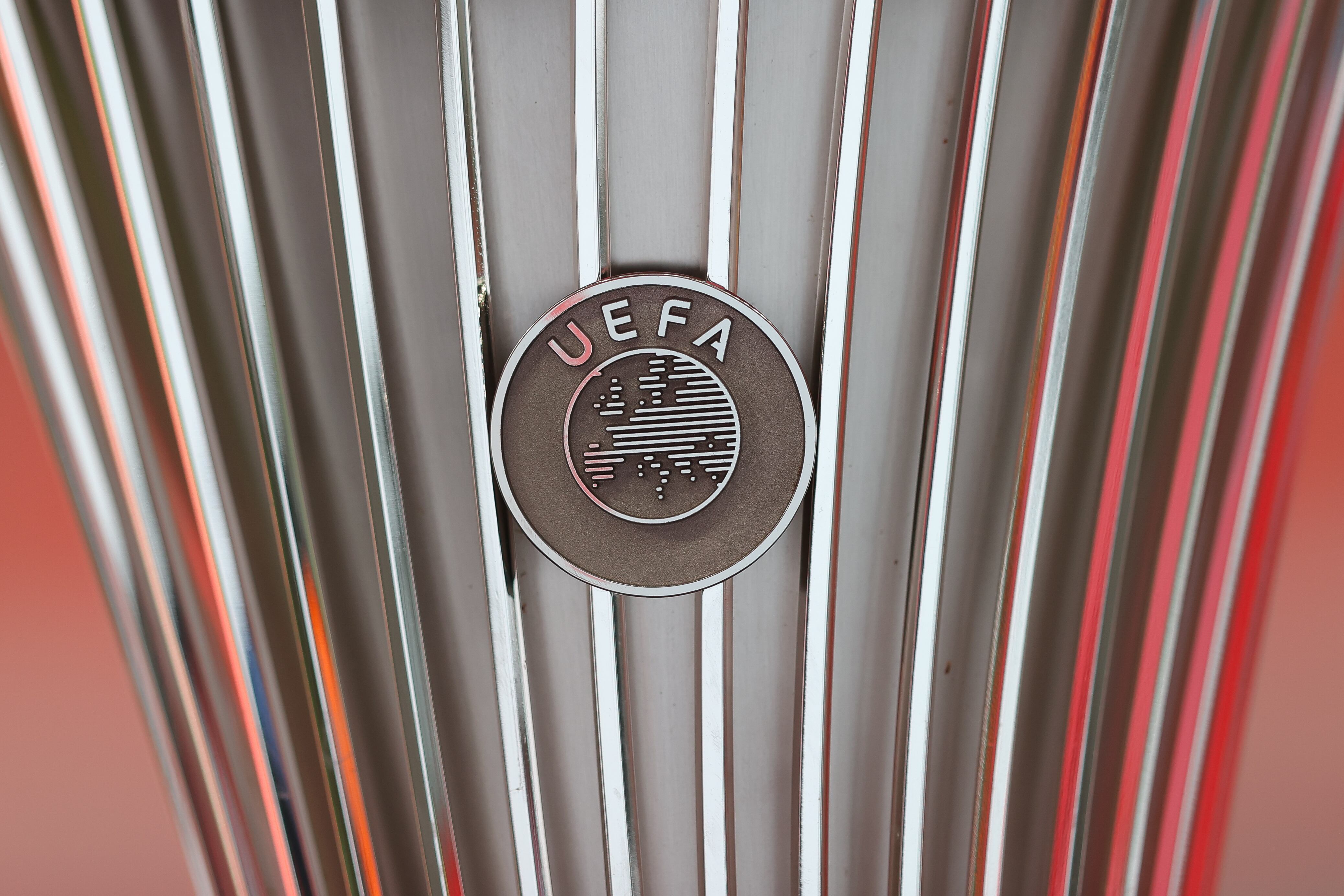 El trofeo de la Europa League, cuyo vigente campeón es el Tottenham. (Photo by James Gill - Danehouse/Getty Images)