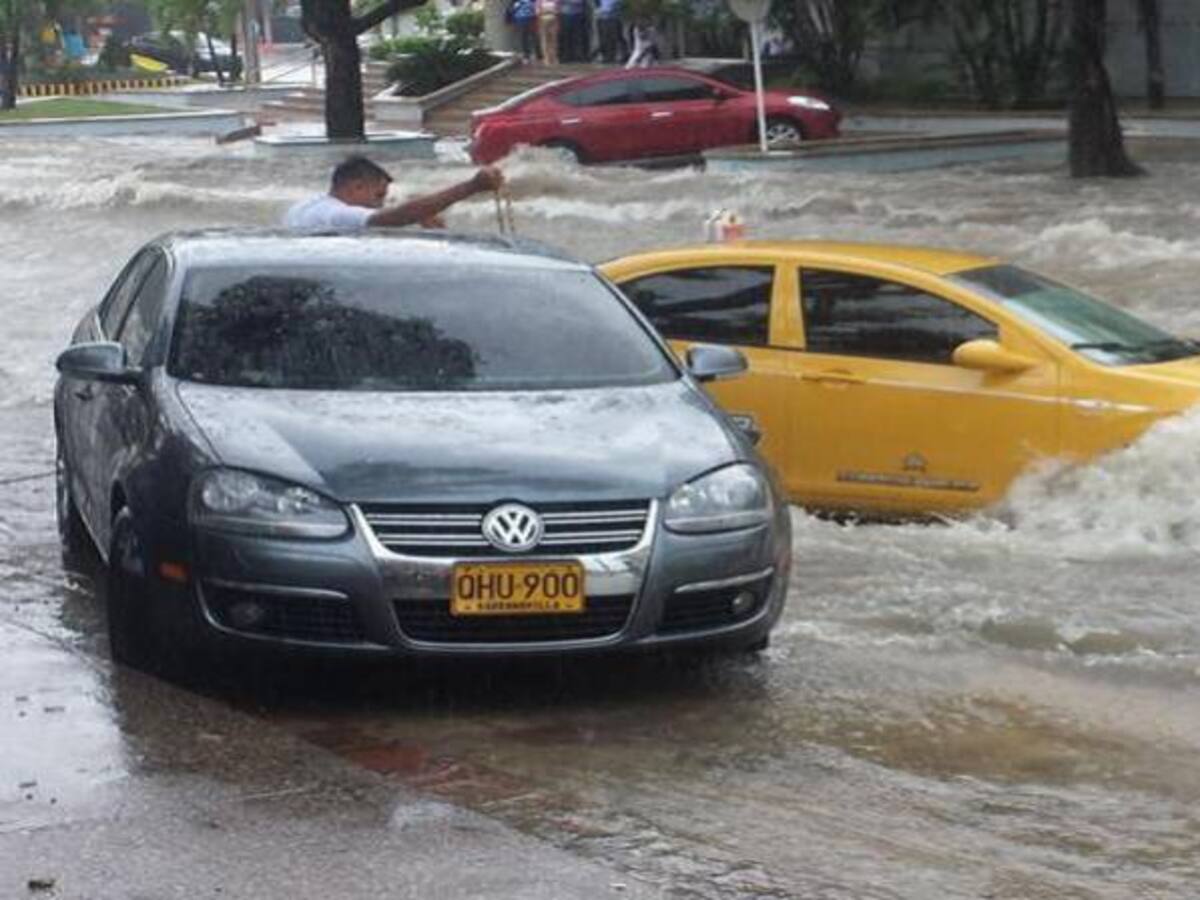 Dos vehículos fueron arrastrados por arroyos en Barranquilla