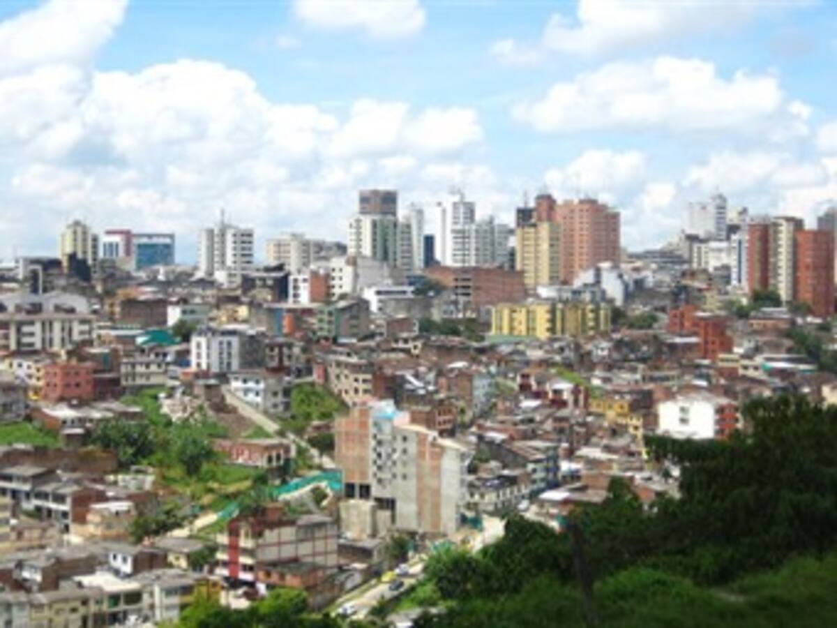 Pereira revisa algunas estructuras averiadas que dejó terremoto de 1999