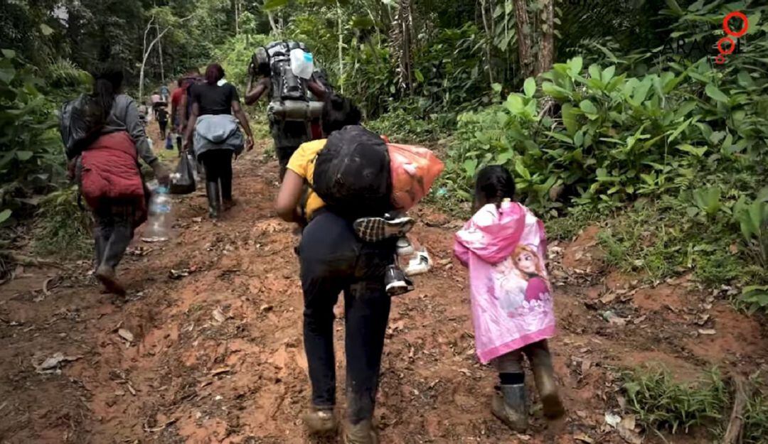 Migrantes por la Selva del Tapón del Darién entre Colombia y Venezuela. Foto Caracol Radio