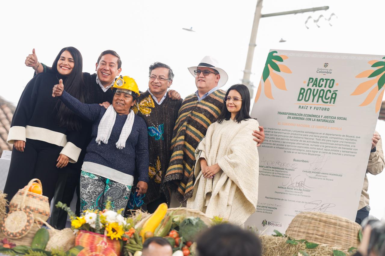 La firma del ‘Pacto Boyacá Raíz y Futuro’ se realizó en el parque central del municipio de Sotaquirá / Foto: Gobernación de Boyacá.