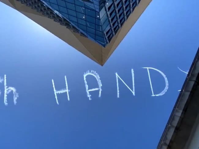 Piloto escribió en el cielo ‘lávense las manos’ en medio de pandemia