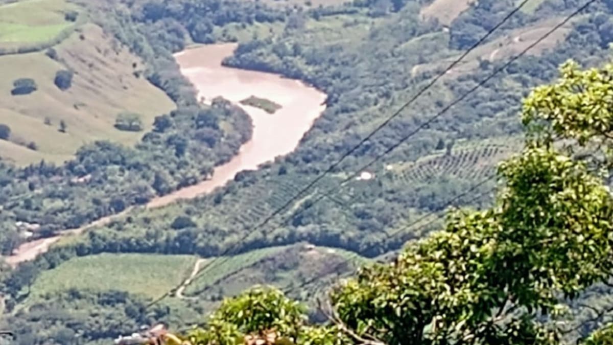 Se espera que baje nivel del Cauca para rescatar a los mineros en Neira