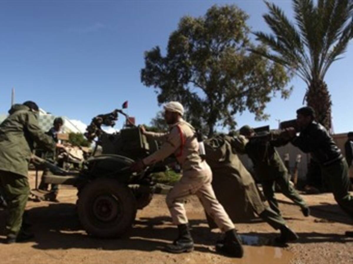 OTAN amenaza a Gadafi con intervención internacional si sigue atacando