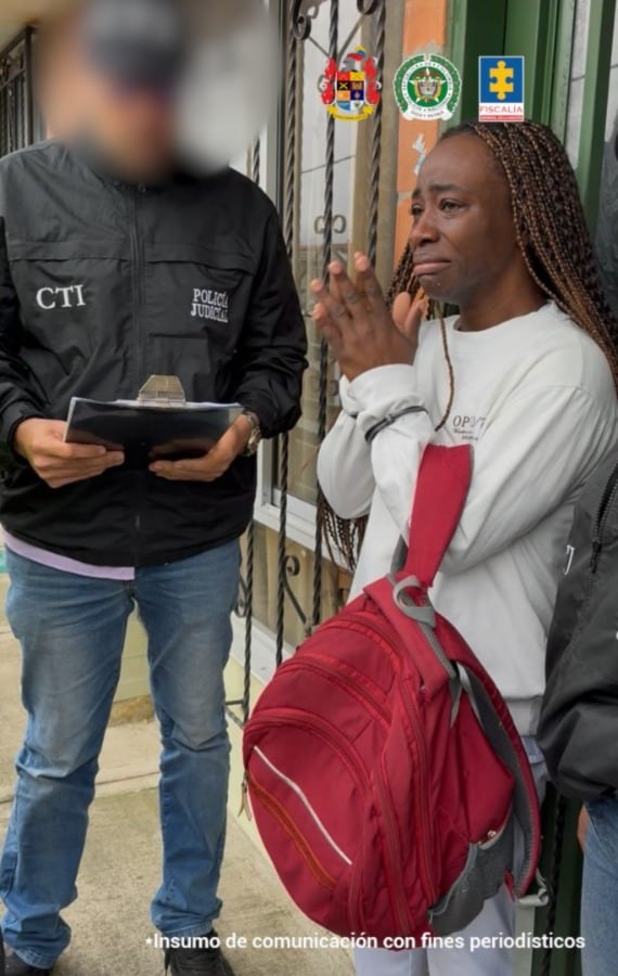Sandra Mosquera, capturada por un integrante del CTI de la fiscalía. Foto: Fiscalía General de la Nación.